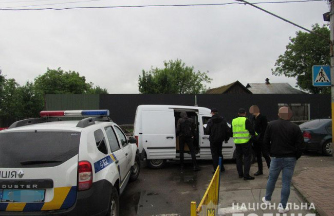 У Києві викрали платіжний термінал: правоохоронці затримали дует зловмисників