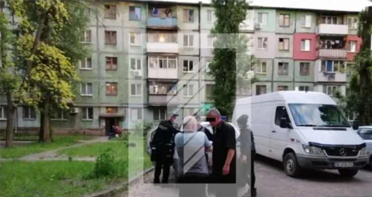 Трагедия в Кривом Роге: пьяный мужчина сбросил женщину с балкона, фото