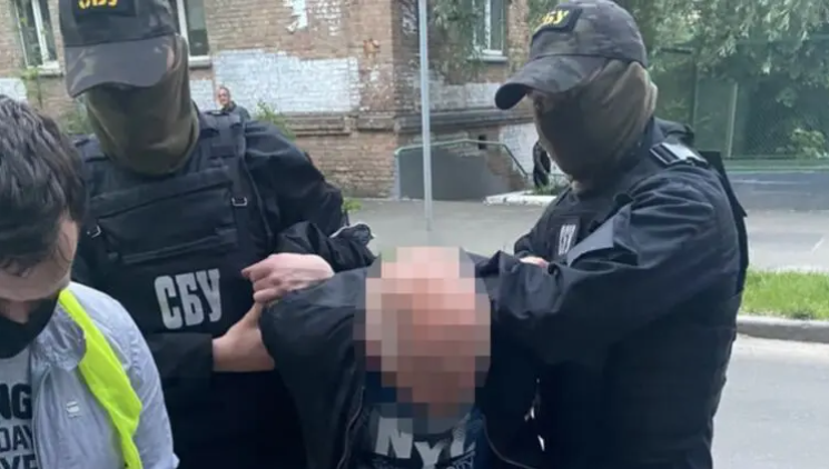 В Киеве задержали охранника ТРЦ, который торговал оружием: подробности