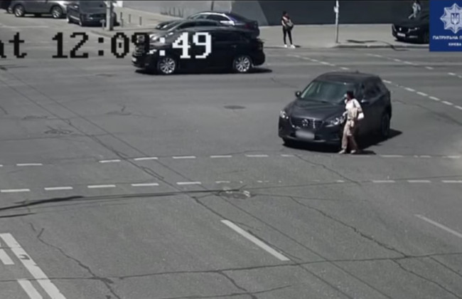 Патрульні затримали водійку, яка здійснила наїзд на пішохода