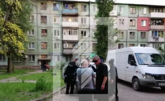 Трагедия в Кривом Роге: пьяный мужчина сбросил женщину с балкона, фото