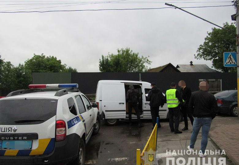 У Києві викрали платіжний термінал: правоохоронці затримали дует зловмисників