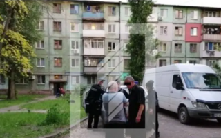 Трагедия в Кривом Роге: пьяный мужчина сбросил женщину с балкона, фото