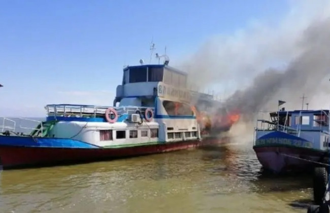 Под Одессой загорелся прогулочный катер