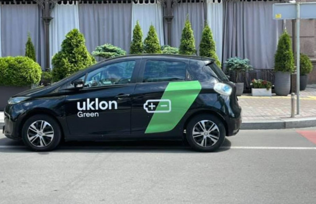 В Киеве автомобиль такси стал «героем парковки», фото