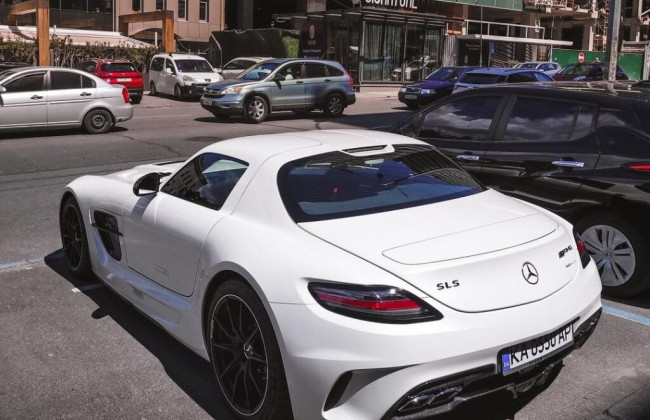 В Украине засветился редчайший заряженный суперкар Mercedes