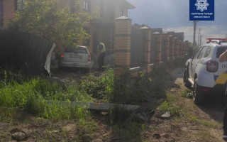Нетверезий водій на викраденому авто, тікаючи від патрульних, в'їхав у подвір'я