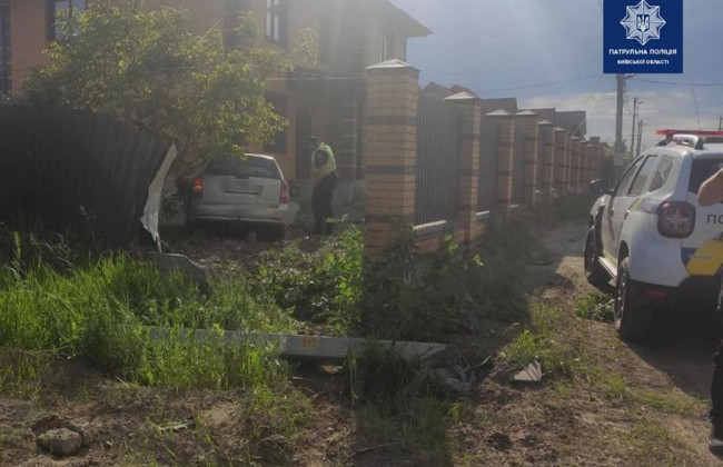 Нетверезий водій на викраденому авто, тікаючи від патрульних, в'їхав у подвір'я