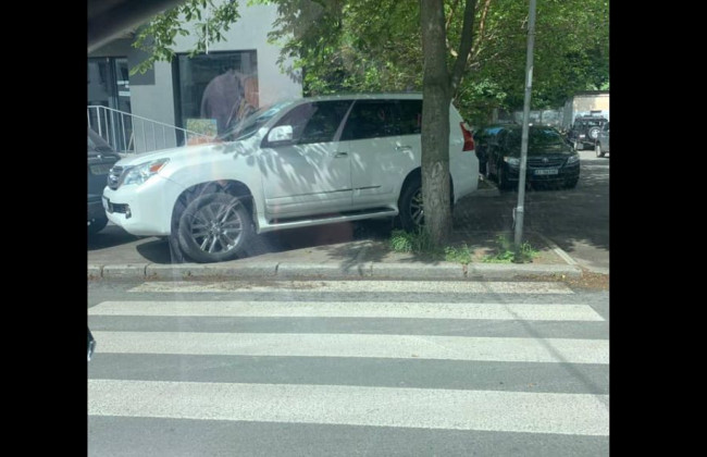 В Киеве заметили «героя парковки» на Lexus, фото