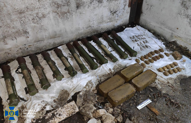 На Донеччині СБУ ліквідувала схрон зі зброєю