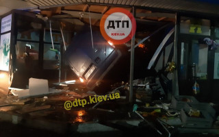 Под Киевом автомобиль въехал в цветочный киоск