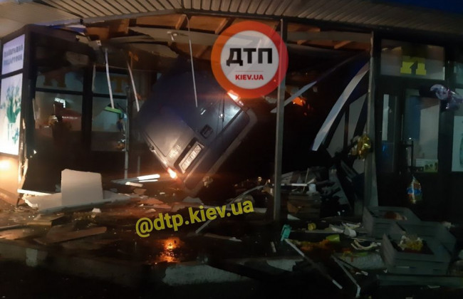 Под Киевом автомобиль въехал в цветочный киоск
