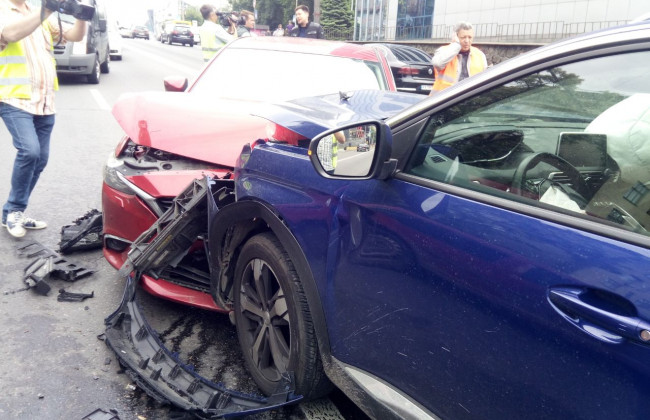 Лобова автотроща сталася в столиці біля метро «Шулявська»