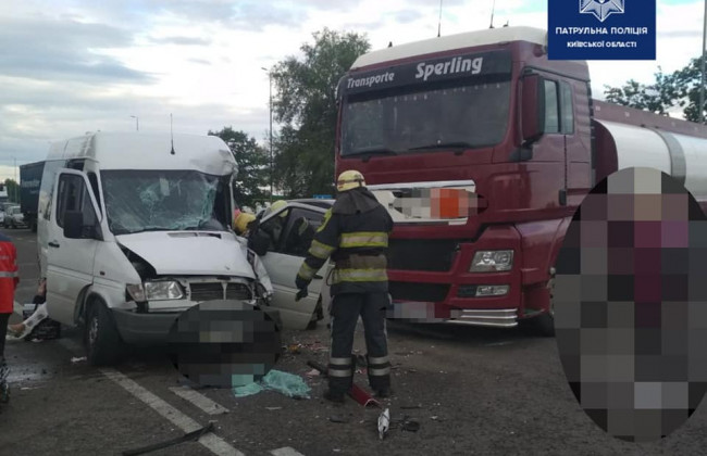 Под Киевом произошло масштабное ДТП с участием маршрутки и грузовика: подробности