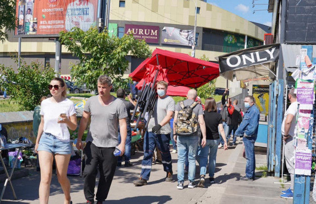 В Киеве демонтировали незаконные торговые ряды возле станции «Героев Днепра»: фото