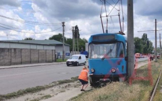 В Днепре трамвай сошел с рельсов и попал в ДТП: подробности