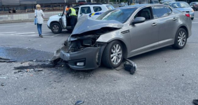 Серьезное ДТП в Киеве: легковушка влетела в маршрутку, видео