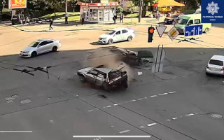 В Киеве во время ДТП пассажир вылетел на дорогу, фото