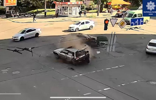 В Киеве во время ДТП пассажир вылетел на дорогу, фото