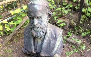 У Києві зловмисники вчинили наругу над могилою українського вченого та правознавця