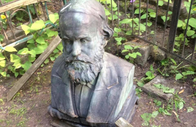 У Києві зловмисники вчинили наругу над могилою українського вченого та правознавця