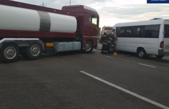 Под Киевом бензовоз столкнулся с маршруткой: есть пострадавшие