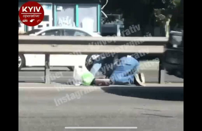В Киеве женщина решила переползти автомагистраль