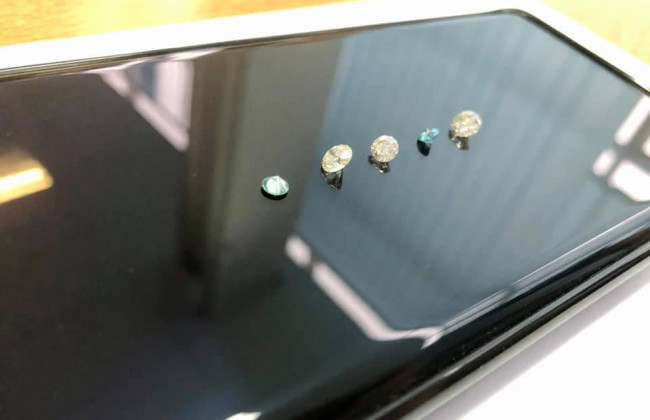 Київські митники вилучили понад півсотні американських кольорових діамантів