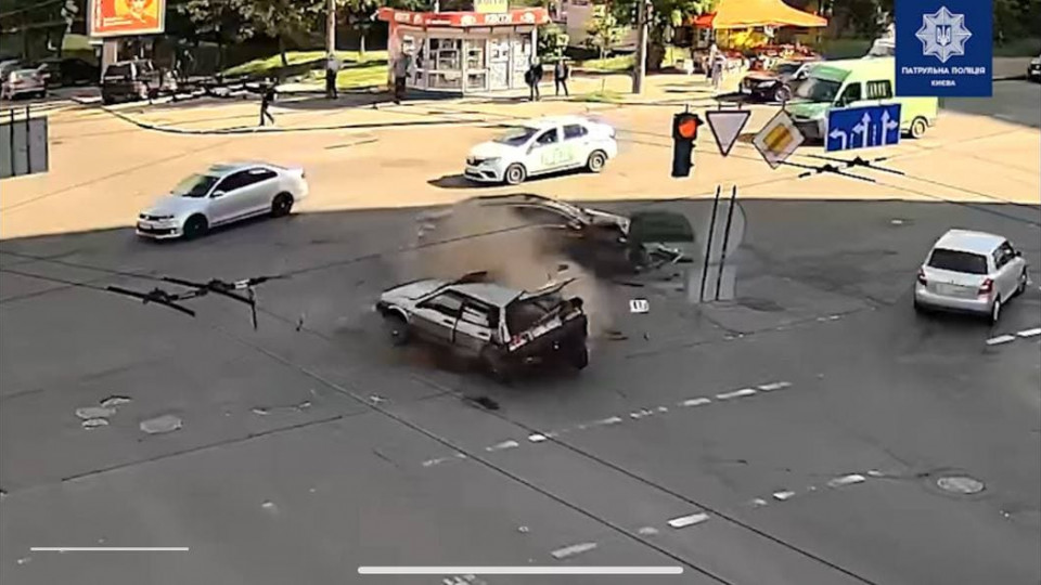 В Киеве во время ДТП пассажир вылетел на дорогу, фото