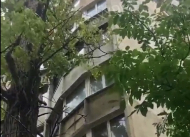 В Одессе молодой человек упал с восьмого этажа