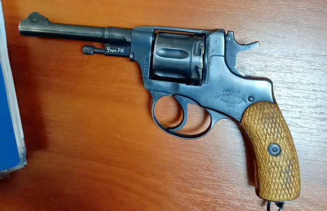 Ножі, пістолети і балончики: українці намагалися пронести до органів Феміди тисячі заборонених предметів