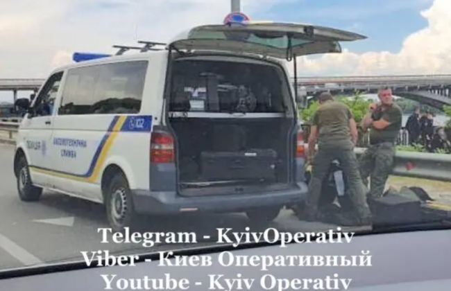 В Киеве закрыли мост Метро: поступила информация о минировании