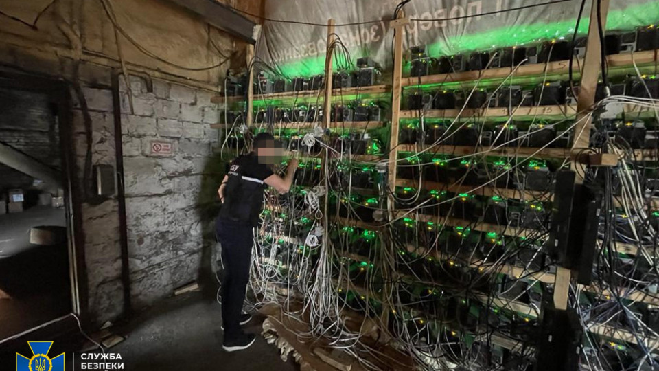 На Дніпропетровщині зловмисники добували криптовалюту просто із трансформатора