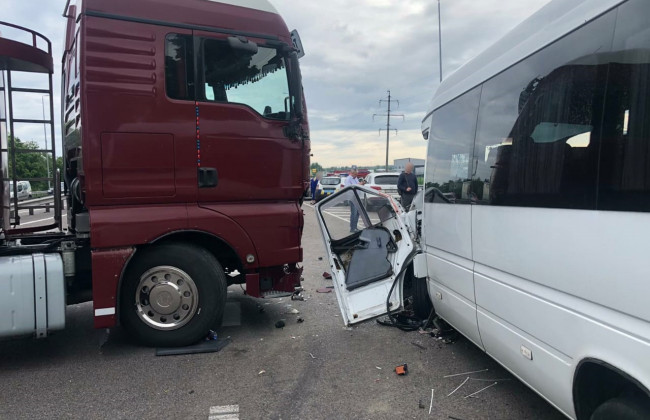 Жуткая авария под Киевом: фура смяла микроавтобус с пассажирами