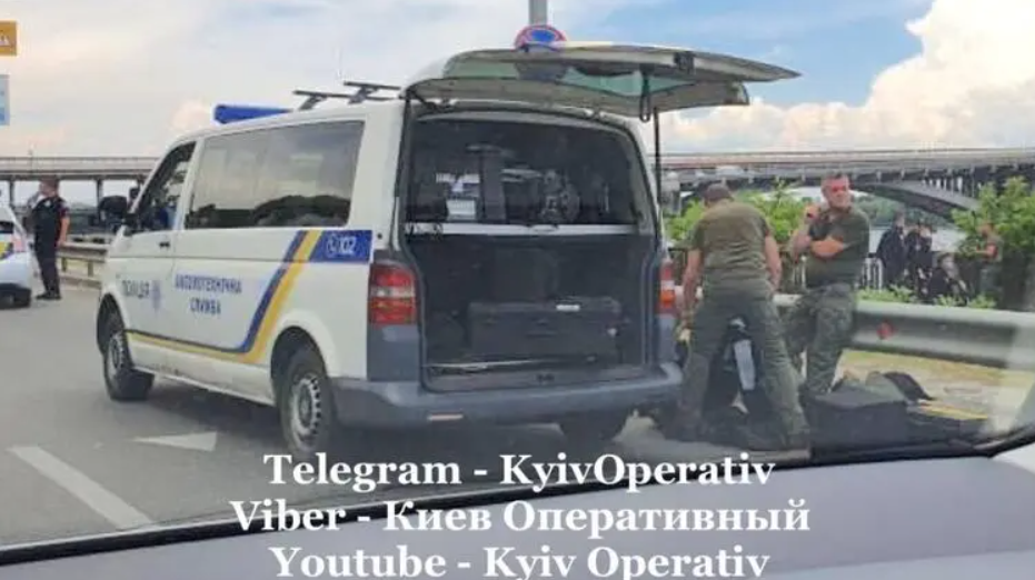 В Киеве закрыли мост Метро: поступила информация о минировании
