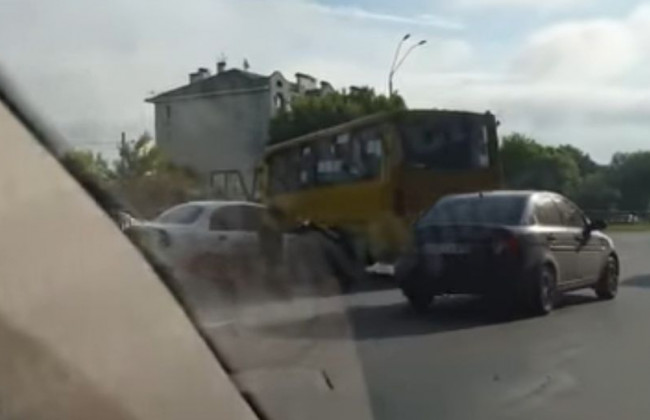 Серьезное ДТП в Киеве: легковушка влетела в автобус с людьми, видео