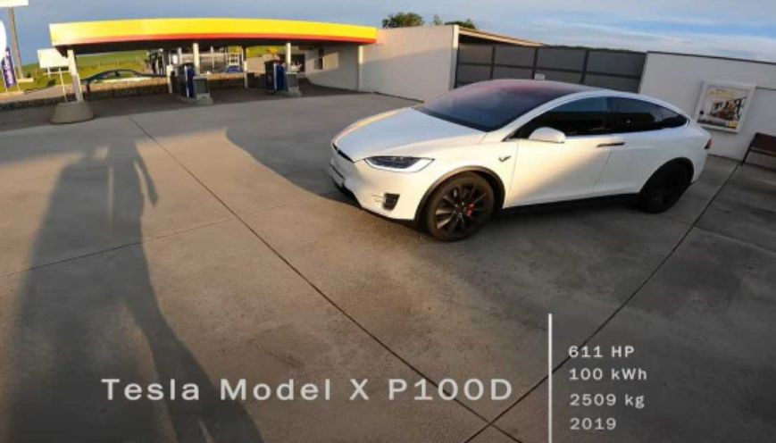 Tesla Model X P100D не смогла догнать BMW M6 на трассе, видео