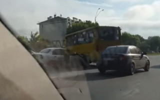 Серьезное ДТП в Киеве: легковушка влетела в автобус с людьми, видео