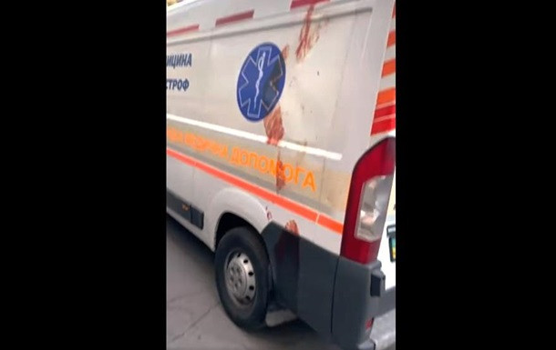 В Ровно мужчина выпал из окна на автомобиль скорой помощи