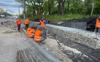 В Киеве на Владимирском спуске начали ремонтировать брусчатку