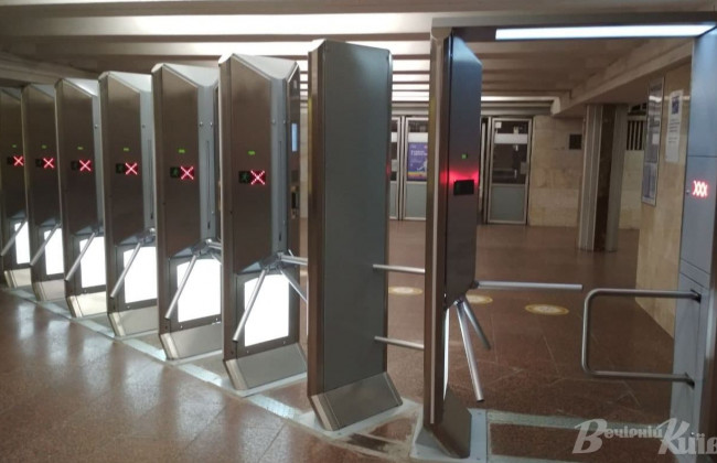 У столиці на станції метро «Осокорки» встановили антивандальні турнікети