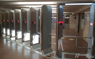 У столиці на станції метро «Осокорки» встановили антивандальні турнікети
