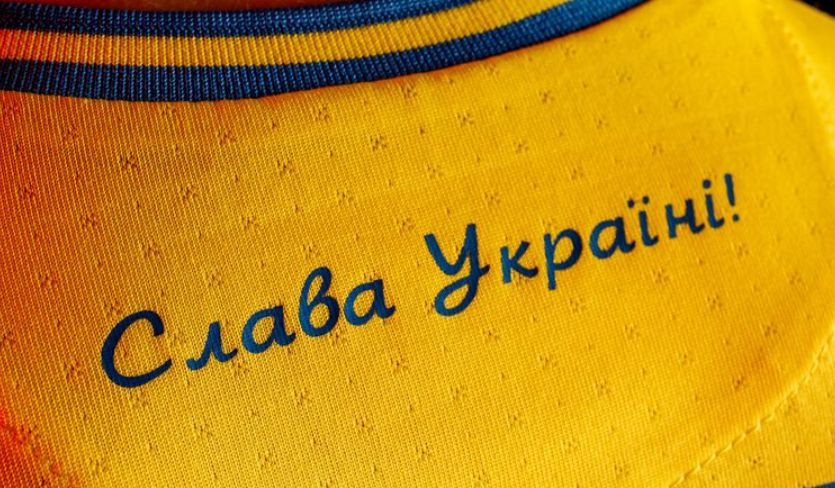 УЕФА обязал сборную Украины убрать с формы слоган «Героям слава»  — СМИ