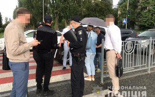 В Киеве двое водителей устроили драку посреди дороги