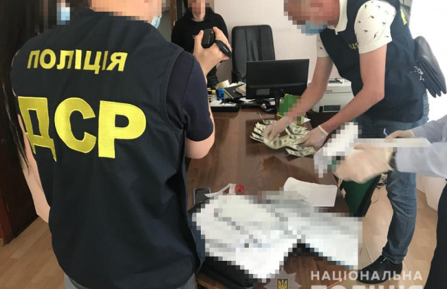 Посадовиця ПФУ вимагала гроші за призначення пенсії