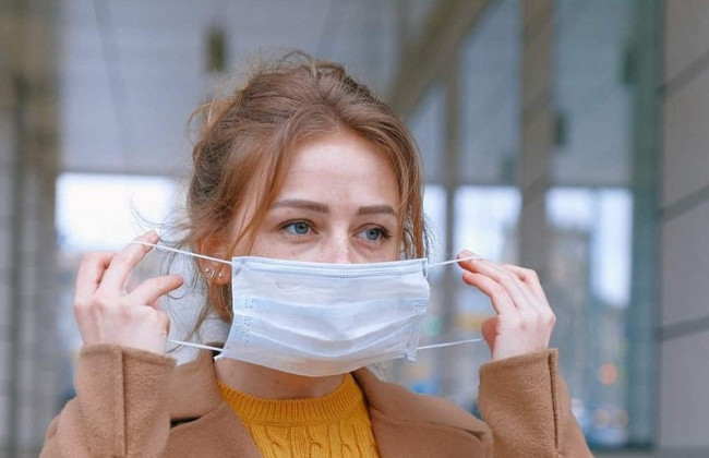 В США туристам разрешили не носить маски  на открытом воздухе в аэропортах и на вокзалах