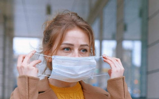 В США туристам разрешили не носить маски  на открытом воздухе в аэропортах и на вокзалах