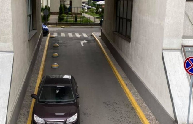 В Киеве «герой парковки» бросил машину в арке многоэтажки, фото