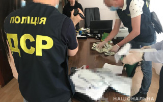 Посадовиця ПФУ вимагала гроші за призначення пенсії