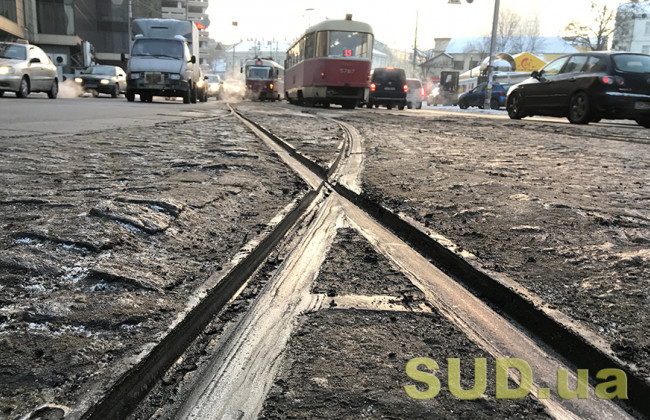 В Киеве девушка попала под колеса трамвая: видео происшествия